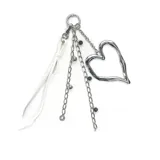 Llavero plateado con dije de corazón irregular, cadenas colgantes con cuentas y cinta de cuero sintético blanca.