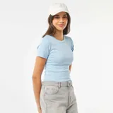 Remera corta de color celeste, con cuello redondo y mangas cortas.