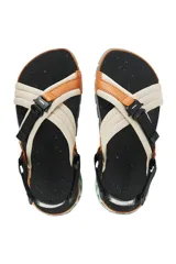 Sandalias Kenner Rakka Cross Craft con tiras cruzadas de tela color beige y ajuste con hebilla de plástico negra. Suela de goma negra con detalles en naranja y verde.