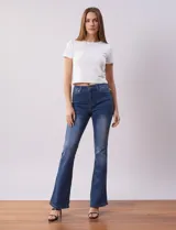 Jean bootcut de tiro alto, pierna recta y terminación bootcut. Pretina con pasadores, botón y cierre. Delantera y trasera con bolsillos.