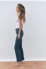 Pantalón de jean blanco, de tiro alto, corte cropped y flare.