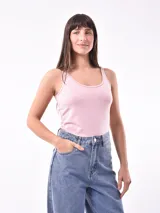 Musculosa ajustada de tirantes finos, color negro.