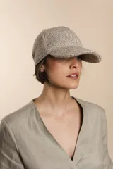 Gorra con visera de lana color beige con diseño de espiga.