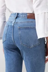 Jean de denim azul de corte oxford.