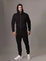 Pantalón de jogging negro Calvin Klein, de corte ajustado, con cintura elástica con cordones, puños acanalados, bolsillos laterales con cremallera y logo distintivo de la marca.