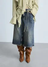 Short de denim con corte amplio y talle alto, ideal para un look relajado.