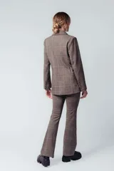 Blazer de corte ajustado con estampado de cuadros en tonos gris y negro.
