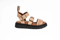 Sandalias de cuero color beige con plataforma de goma negra, tiras anchas con hebillas ajustables y tira trasera con velcro.