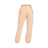 Pantalón de jogging color durazno, corte holgado, con cintura elástica ajustable con cordón y logo de Nike bordado en blanco en la pierna izquierda.