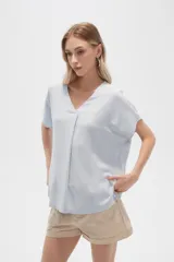 Blusa color beige de lino, holgada y con cuello en V.