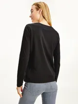 Remera negra de manga larga Tommy Hilfiger, confeccionada en algodón orgánico, con cuello redondo y logo estampado en el pecho.