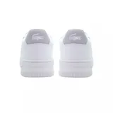 Championes urbanos Lacoste modelo L001 Set, color blanco con detalles en gris en el talón y logo del cocodrilo en el lateral.