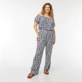 Blusa con escote bardot, estampado abstracto en azul y blanco, mangas cortas y cintura elástica.