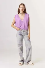 Pantalón de jean celeste con estampado de flores color lila.