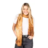 Pashmina rectangular color camel con estampado floral multicolor, terminada en pompones decorativos.