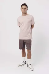 Bermuda de gabardina color marrón con bolsillos laterales y traseros.