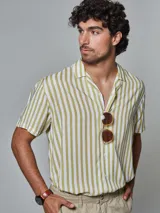 Camisa de manga corta con rayas verticales verdes y blancas, cuello clásico y cierre con botones.