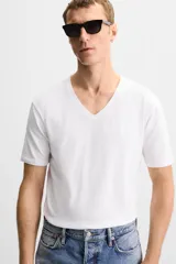 Camiseta negra de algodón con elasticidad, corte slim fit, cuello en V y mangas cortas.