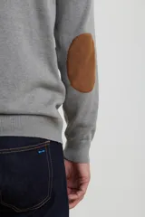 Sweater marrón de punto con medio cierre, cuello alto y coderas de cuero ecológico.