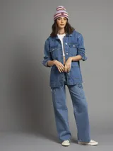 Sobrecamisa de jean azul con cierre frontal y bolsillos en el pecho.