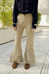 Pantalón de corderoy color beige, de tiro alto y corte oxford.