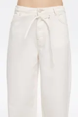 Pantalón largo de denim celeste, de corte wide leg, tiro bajo, con cinco bolsillos y cordón ajustable en la cintura.