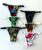 Pack de tres tangas en estampados variados y colores vibrantes, ideal para lencería.