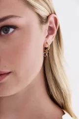 Aros tipo argolla dorados con dije colgante de mariposa translúcida color lila.