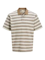 Remera polo a rayas horizontales color beige, marrón y negro, de corte holgado y mangas cortas.