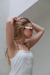 Vestido blanco de lino con breteles de piedras de nácar de colores.