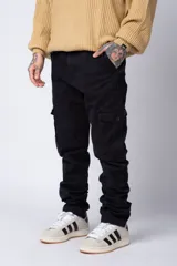 Pantalón cargo negro con múltiples bolsillos laterales y traseros, corte recto y tiro medio.