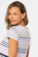 Remera de manga corta con escote en V y botones, con estampado de rayas horizontales en tonos pastel.
