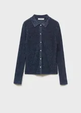 Cárdigan azul con brillos, de tejido de punto fino, cuello camisero y cierre frontal con botones.
