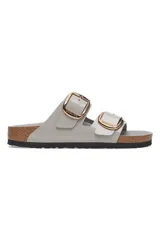Sandalias Birkenstock Arizona Big Buckle, color gris con hebillas grandes doradas.