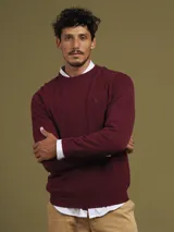 Sweater de cuello redondo en color azul, confeccionado en 100% algodón.
