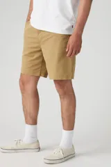 Bermuda color beige de corte recto.