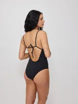 Malla entera negra con breteles finos.