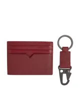 Set de regalo de la marca Tommy Hilfiger compuesto por un tarjetero y un llavero a juego. Ambos artículos están confeccionados en cuero con textura Saffiano en color bordó. El tarjetero dispone de varias ranuras para tarjetas y el escudo de la marca grabado, mientras que el llavero incluye un mosquetón metálico.