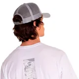 Gorro gris tipo trucker con logo de Caterpillar bordado en blanco en el frente. La parte trasera es de malla.
