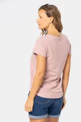 Remera de manga corta con cuello redondo, confeccionada en tejido suave de color celeste jaspeado.