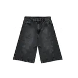 Bermuda de denim negro lavado, corte ancho y largo (tipo culotte o bermuda ancha), con paneles frontales definidos por costuras verticales.