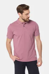 Remera polo azul de piqué liso, con cuello de rib y botones personalizados.