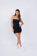 Vestido corto strapless color celeste ajustado al cuerpo.