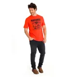 Remera de algodón color rojo con estampado frontal en azul marino con el logo de Caterpillar y la leyenda 'Many Years of Quality Service'.