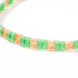 Pulsera de tila con cuentas en tonos verdes y detalles en dorado.