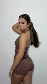 Conjunto de top halter y shorts color marrón con textura. Incluye cinturón marrón con tachas.