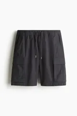 Short cargo color gris oscuro en tejido grueso de algodón con cierre decorativo y cintura elástica con cordón para ajustar. Bolsillos al bies y bolsillos de solapa con cierre autoadherente en las piernas y atrás. Corte estándar para una silueta clásica y cómoda.