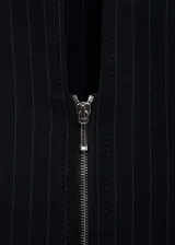 Camisa negra con raya diplomática, cuello camisero pico, cierre de cremallera frontal y manga larga.