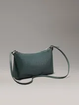 Cartera de piel sintética con textura de cocodrilo, correa ajustable y cierre de cremallera.
