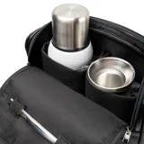 Bolso matero negro de símil cuero con logo estampado. Tiene doble asa de mano y correa bandolera regulable y desmontable. Cuenta con cierre principal, dos bolsillos externos con cierre, un bolsillo interno con cierre y dos bolsillos internos abiertos. Tiene compartimentos especiales para notebook y accesorios de mate.